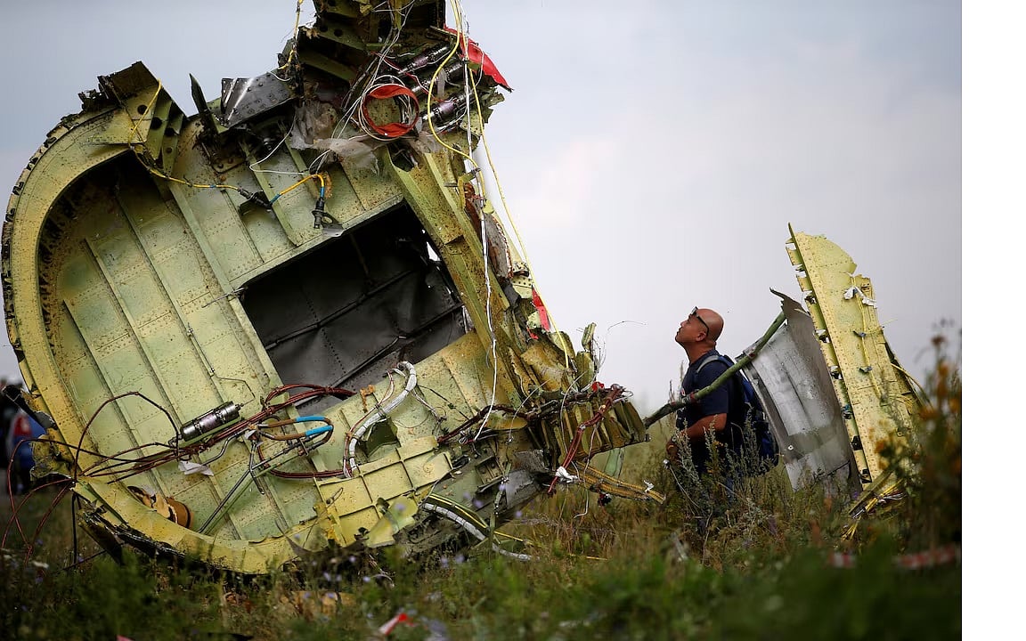 ইউক্রেনের দোনেৎস্কে মালয়েশিয়া এয়ারলাইনসের যাত্রীবাহী উড়োজাহাজ বিধ্বস্ত হওয়ার পর ঘটনাস্থল পরিদর্শন করছেন এক তদন্ত কর্মকর্তা। ২২ জুলাই, ২০১৪