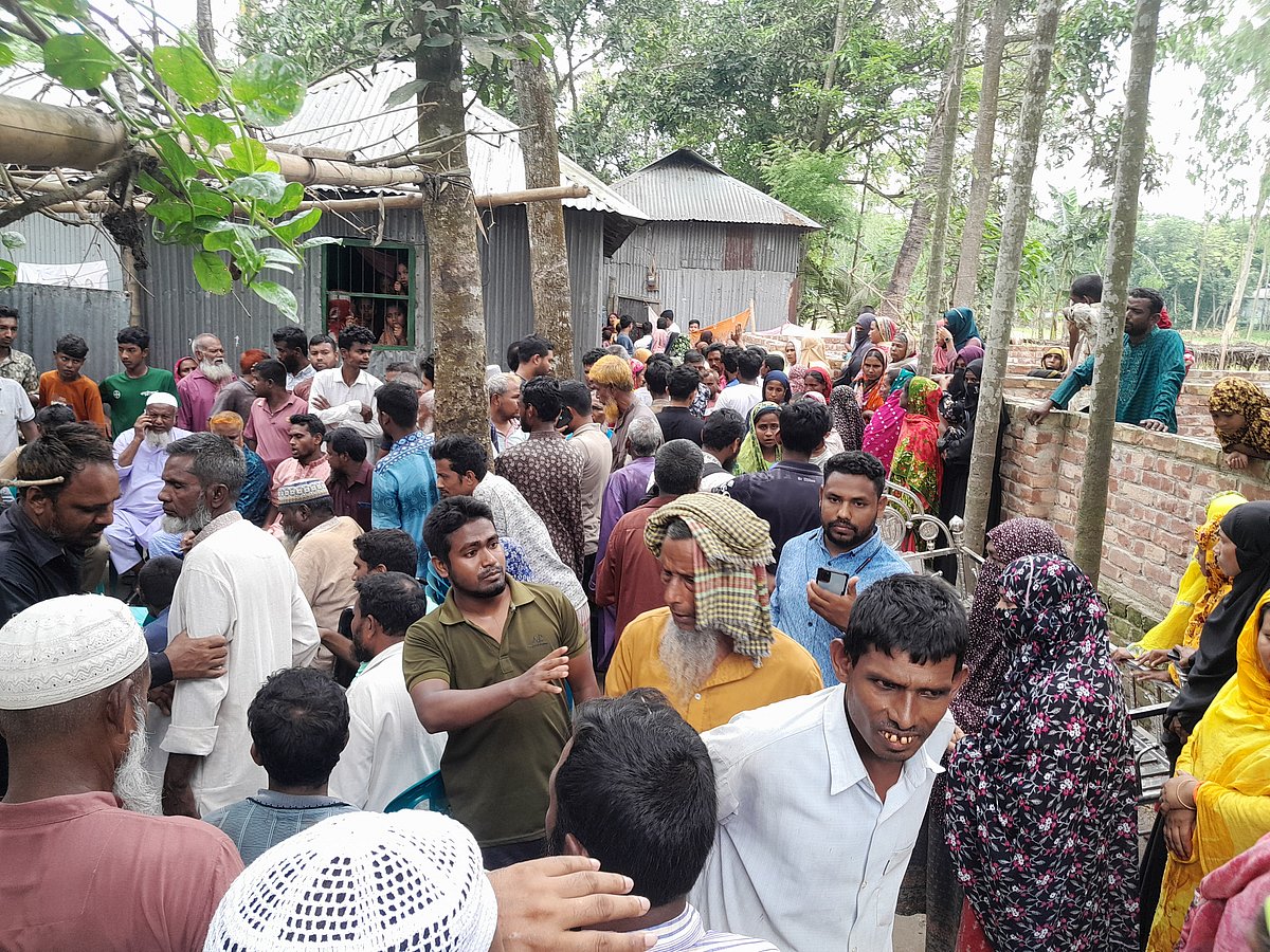 সড়ক দুর্ঘটনায় এক পরিবারের তিনজন নিহতের পর তাঁদের বাড়িতে এসেছেন স্বজন ও এলাকাবাসী। আজ মঙ্গলবার দুপুর ১২টার দিকে রংপুরের কাউনিয়া উপজেলার মহেষা এলাকায়