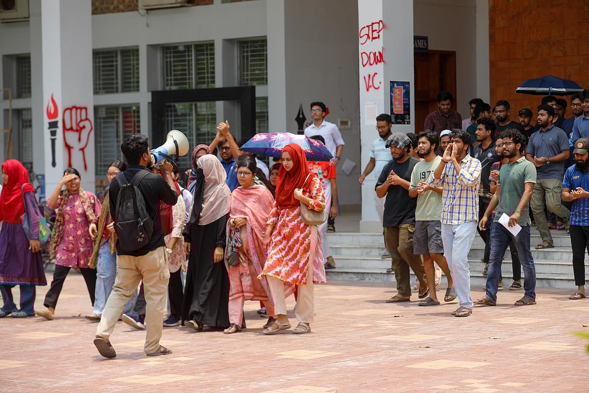 খুলনা প্রকৌশল ও প্রযুক্তি বিশ্ববিদ্যালয়ের (কুয়েট) ৩৭ জন শিক্ষার্থীকে কারণ দর্শানোর নোটিশ দেওয়ার প্রতিবাদে আন্দোলনে নেমেছেন শিক্ষার্থীরা। আজ মঙ্গলবার