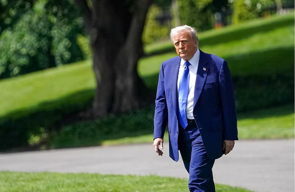 সৌদি আরবের উদ্দেশে রওনা হয়েছেন মার্কিন প্রেসিডেন্ট ডোনাল্ড ট্রাম্প। উড়োজাহাজে ওঠার জন্য হোয়াইট হাউসের দক্ষিণ লন দিয়ে বের হচ্ছেন তিনি। ১২ মে ২০২৫