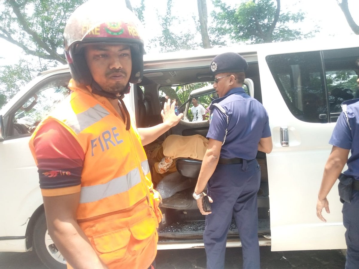 দুর্ঘটনায় নিহত হয়েছেন এক নারী। আহত হয়েছেন তাঁর বাবা ও বোন। আজ মঙ্গলবার দুপুরে ফরিদপুরের মধুখালী উপজেলার রায়পুর ইউনিয়নের বোয়ালিয়া এলাকায়