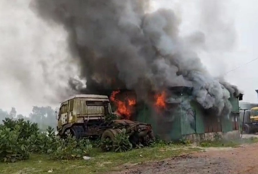 কলাপাড়া উপজেলার ধানখালী ইউনিয়নের মরিচবুনিয়া গ্রামে হামলাকারীরা কয়েকটি স্থাপনায় আগুন লাগিয়ে পুড়িয়ে দিয়েছে। মঙ্গলবার দুপুরে