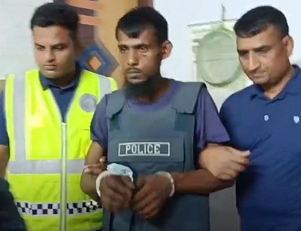 নওগাঁর পোরশায় জোড়া খুনের ঘটনায় গ্রেপ্তার আসামি নুরুন্নবীকে আজ বিকেলে আদালতে নেওয়া হয়