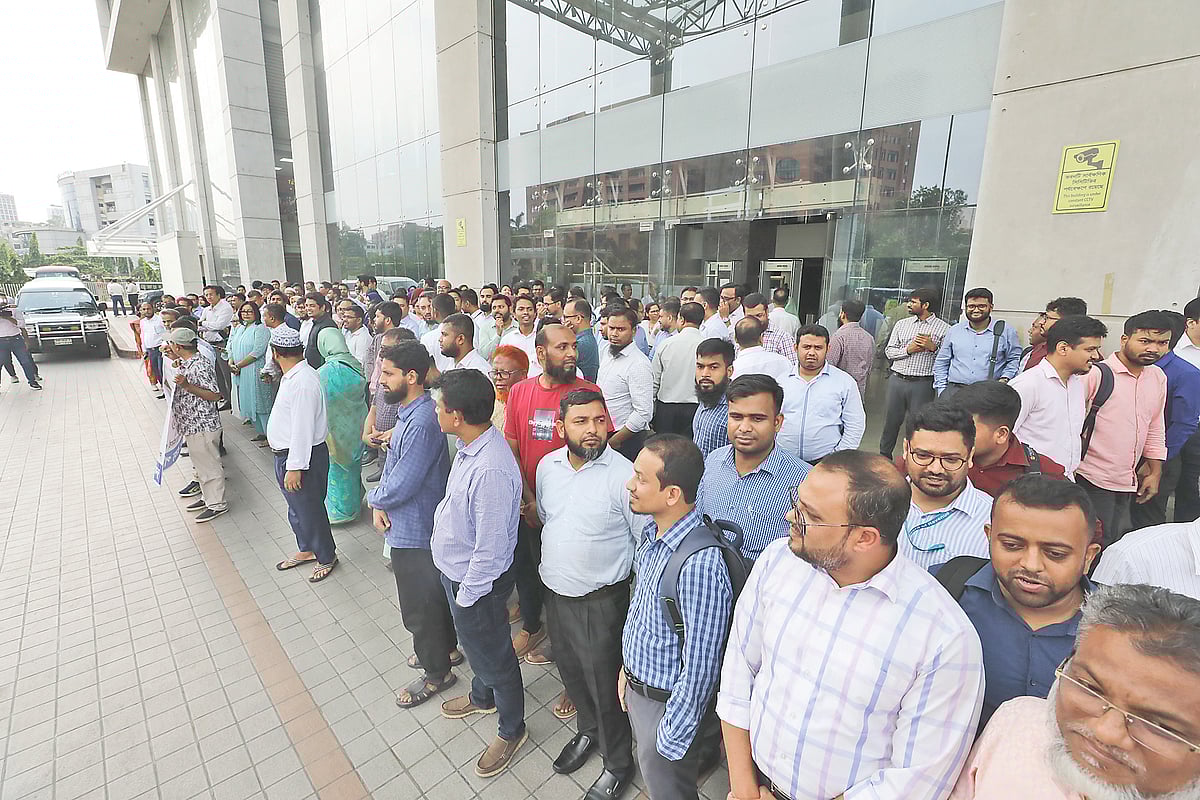 রাজস্ব নীতি ও রাজস্ব ব্যবস্থাপনা বিভাগ সৃষ্টির প্রতিবাদে এনবিআর সংস্কার ঐক্য পরিষদের অবস্থান কর্মসূচি। গতকাল বিকেলে রাজধানীর আগারগাঁওয়ে এনবিআর ভবনের সামনে