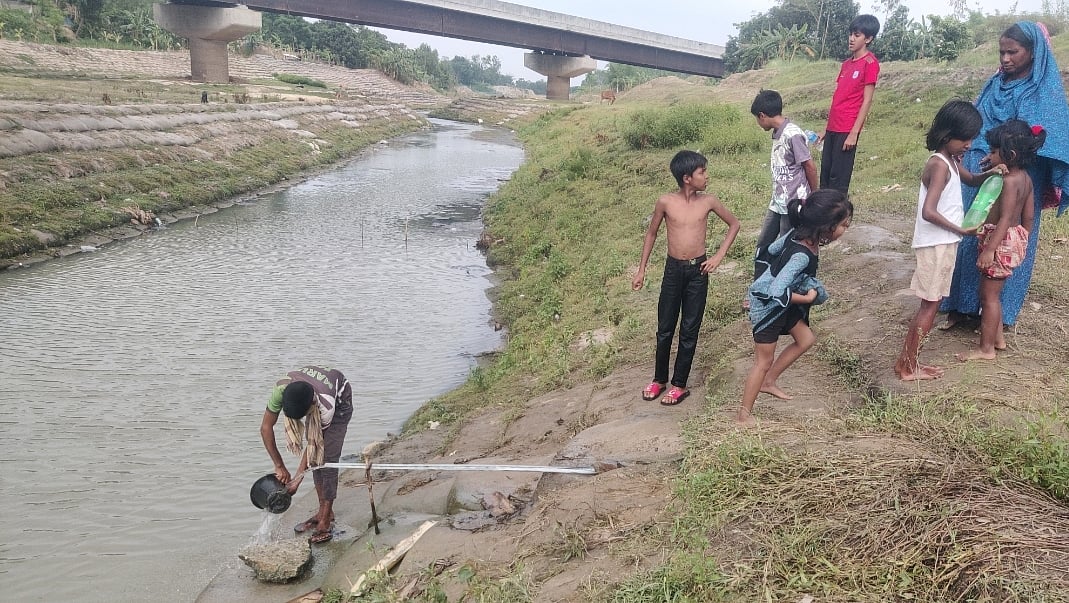 জয়পুরহাটে ‘অলৌকিক’ পানি পাওয়ার খবরে ছোট যমুনা নদীর পাড়ে ছুটে আসছেন অনেকেই। কয়েকজন নারী ও শিশুকে বোতলে পানি সংগ্রহ করতে দেখা যায়। গতকাল দুপুরে সদর উপজেলার কুঠিবাড়ি পুরোনো সেতুর পাশে