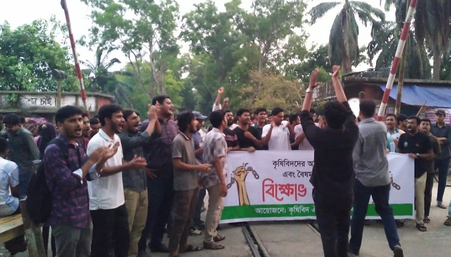 ছয় দফা দাবিতে রেললাইন অবরোধ করে বিক্ষোভ করেন বাংলাদেশ কৃষি বিশ্ববিদ্যালয়ের শিক্ষার্থীরা। আজ মঙ্গলবার সন্ধ্যায় বিশ্ববিদ্যালয়ের আব্দুল জব্বার মোড়সংলগ্ন রেললাইনে