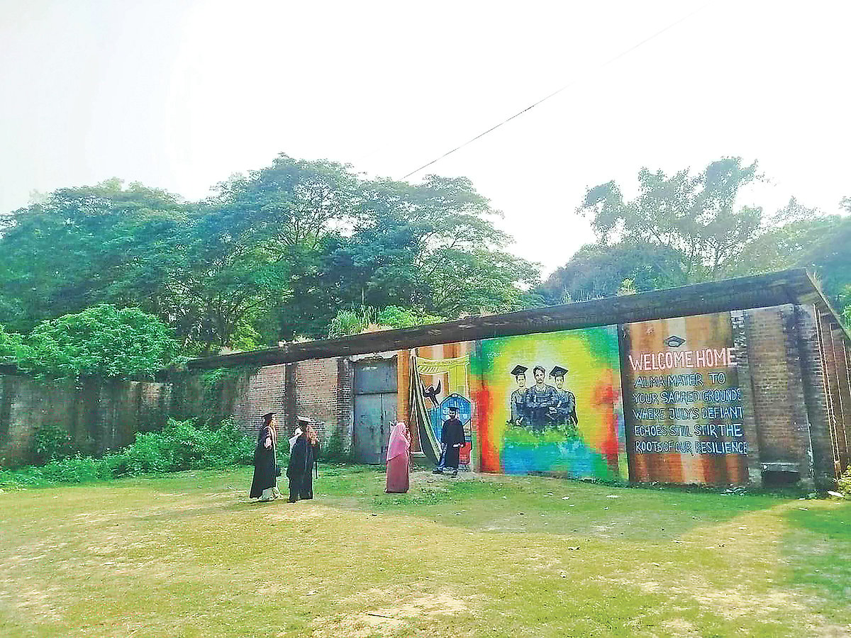 সমাবর্তন উপলক্ষে আঁকা হয়েছে জুলাই গণ–অভ্যুত্থানে শহীদ হৃদয় চন্দ্র তরুয়া (মাঝে) ও ফরহাদ হোসেনের (বাঁয়ে) মুখ, সঙ্গে আঁকা হয়েছে ফেনীতে বন্যায় ত্রাণ দিতে গিয়ে নিহত ফাহিম আহমেদের প্রতিচ্ছবিও। গত রোববার চট্টগ্রাম বিশ্ববিদ্যালয়ের গুদামঘরের দেয়ালে।