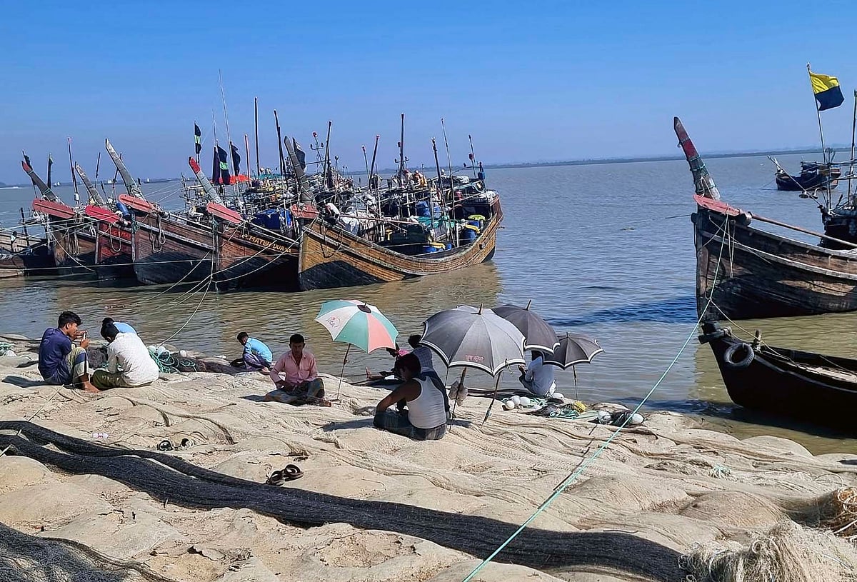 কক্সবাজারের সাগরদ্বীপ কুতুবদিয়ার আকবরবলী ঘাটে পড়ে আছে মাছ ধরার ট্রলার। বেকার কিছু জেলে জাল সংস্কার করে সংসার চালালেও হাজারো জেলে বেকার। বরাদ্দের চাল পৌঁছেনি কারো ঘরে। সম্প্রতি তোলা