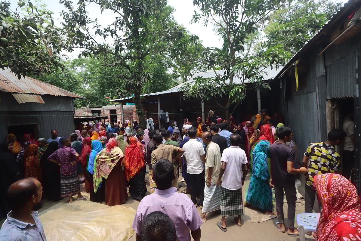 সড়ক দুর্ঘটনায় নিহত ব্যক্তিদের বাড়িতে ভিড় করেছেন এলাকার লোকজন। আজ মঙ্গলবার রংপুরের কাউনিয়া উপজেলার মহেষা এলাকায়