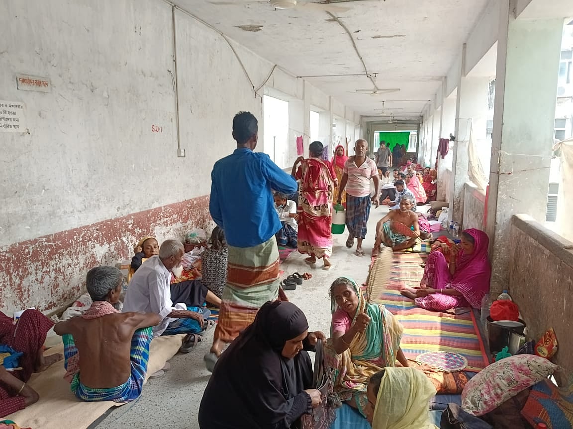 বারান্দায় চলছে চিকিৎসাসেবা। সম্প্রতি ময়মনসিংহ মেডিকেল কলেজ হাসপাতালে