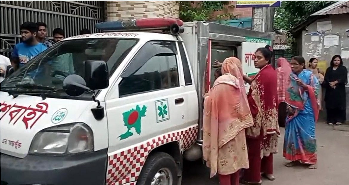 নটর ডেম কলেজের শিক্ষার্থী ধ্রুবব্রত দাসের মরদেহ আজ সকালে লাশবাহী অ্যাম্বুলেন্সে গাইবান্ধা শহরের মধ্যপাড়া এলাকার বাসায় নেওয়া হয়। এ সময় তাঁর লাশ দেখতে ভিড় করেন আত্মীয়স্বজন ও এলাকাবাসী