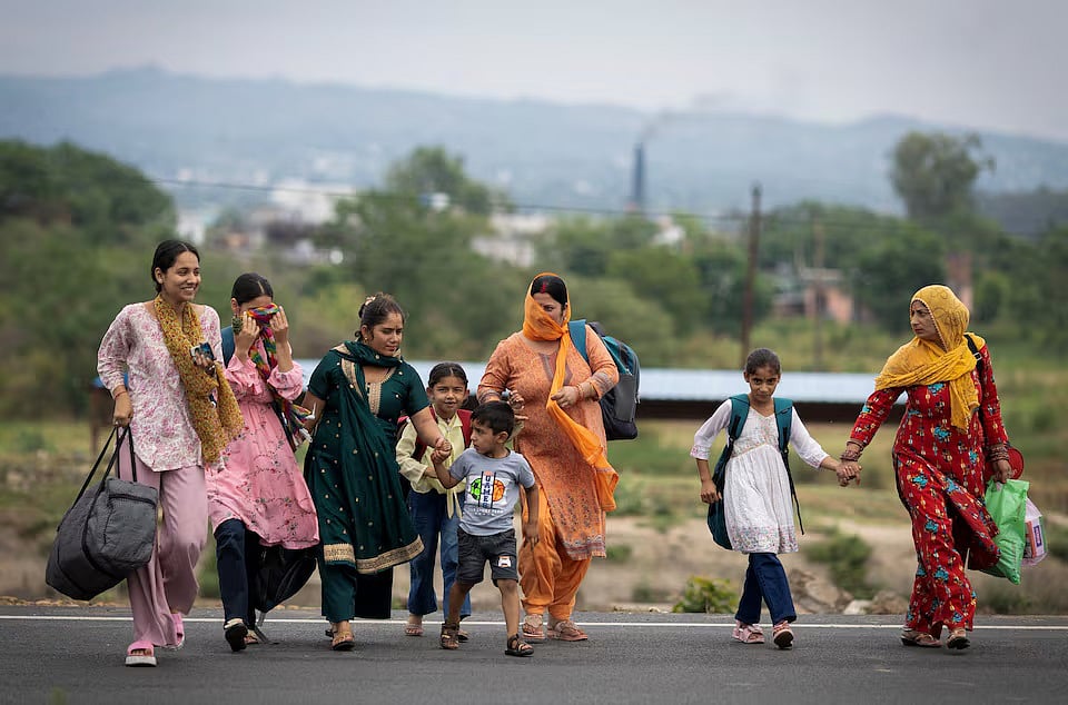 সীমান্তে গোলাবর্ষণের পর একটি পরিবার জম্মুর উপকণ্ঠে অস্থায়ী আশ্রয়কেন্দ্রে পৌঁছায়। ৮ মে, ২০২৫