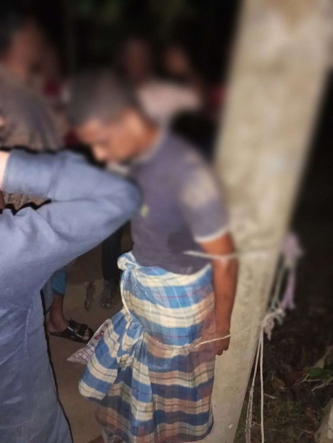 কুলাউড়ার টিলাগাঁও ইউনিয়নের ছকসালং গ্রামে চোর সন্দেহে বুদ্ধিপ্রতিবন্ধী যুবককে খুঁটিতে বেঁধে নির্যাতন করা হয়