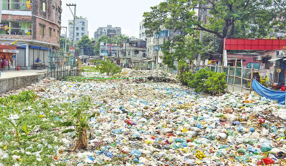 ময়লা–আবর্জনা ও প্লাস্টিক বর্জ্যে ভরে গেছে শুভাঢ্যা খাল। গতকাল দুপুরে ঢাকার দক্ষিণ কেরানীগঞ্জের পূর্ব আগানগর জোড়া ব্রিজ–সংলগ্ন এলাকায়