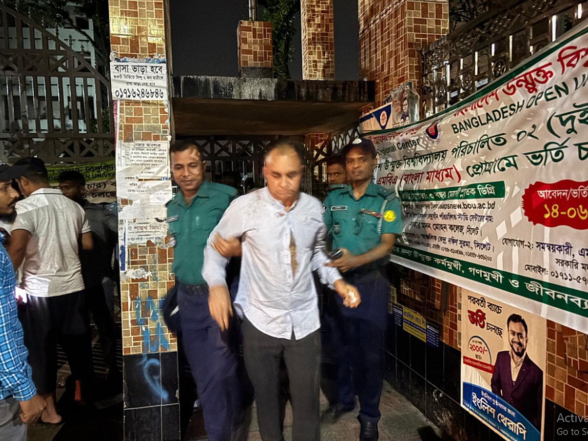 পেটানোর পর ইউপি চেয়ারম্যান নির্মলেন্দু দাশকে পুলিশে সোপর্দ করা হয়। গতকাল মঙ্গলবার রাতে সিলেট নগরের রিকাবীবাজার এলাকায়