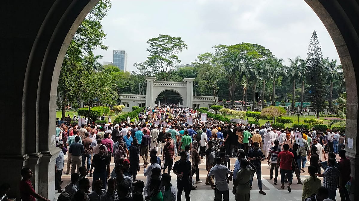 ইশরাক হোসেনকে মেয়রের দায়িত্ব বুঝিয়ে দেওয়ার দাবিতে ডিএসসিসির প্রধান কার্যালয় নগরভবনের সামনে বিক্ষোভ। আজ বুধবার সকালের দিকে
