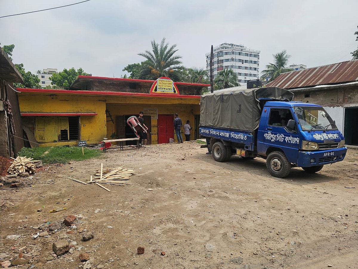 গাজীপুর সিটি করপোরেশনের ভবন থেকে যুবদল ও স্বেচ্ছাসেবক দলের কার্যালয় উচ্ছেদ করার পর এখন পরিষ্কার-পরিচ্ছন্ন করে টিকাদানকেন্দ্রের জন্য প্রস্তুত করছেন কর্মীরা। বুধবার সকালে