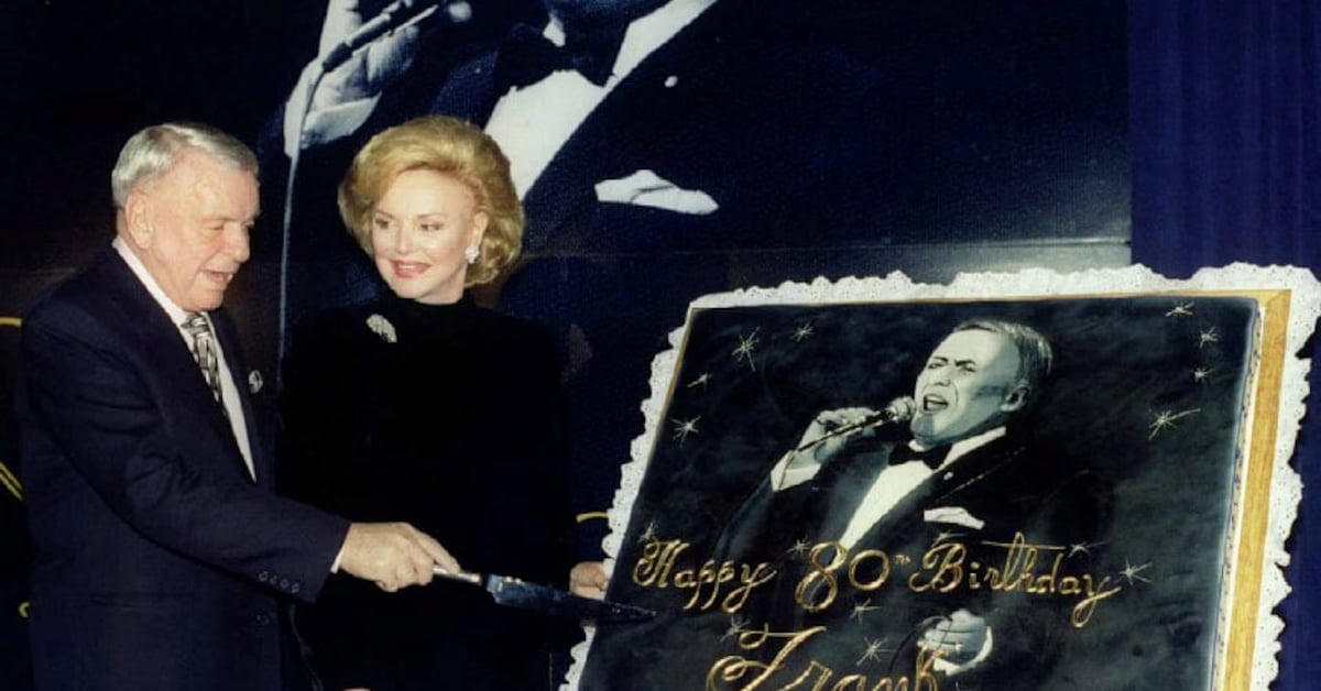 স্ত্রী বারবারাকে সঙ্গে নিয়ে কেক কাটছেন ফ্রাঙ্ক সিনাত্রা। নিউইয়র্ক, যুক্তরাষ্ট্র, ১৯৯৫