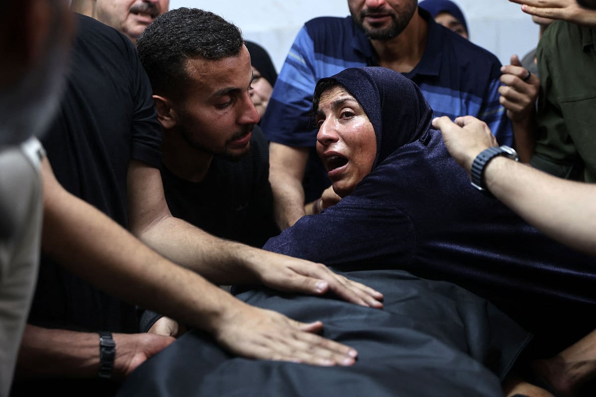 ইসরায়েলি হামলায় প্রাণ হারানো প্রিয়জনের মরদেহ ঘিরে ফিলিস্তিনিদের আহাজারি। গাজা, ফিলিস্তিন, ৭ মে ২০২৫