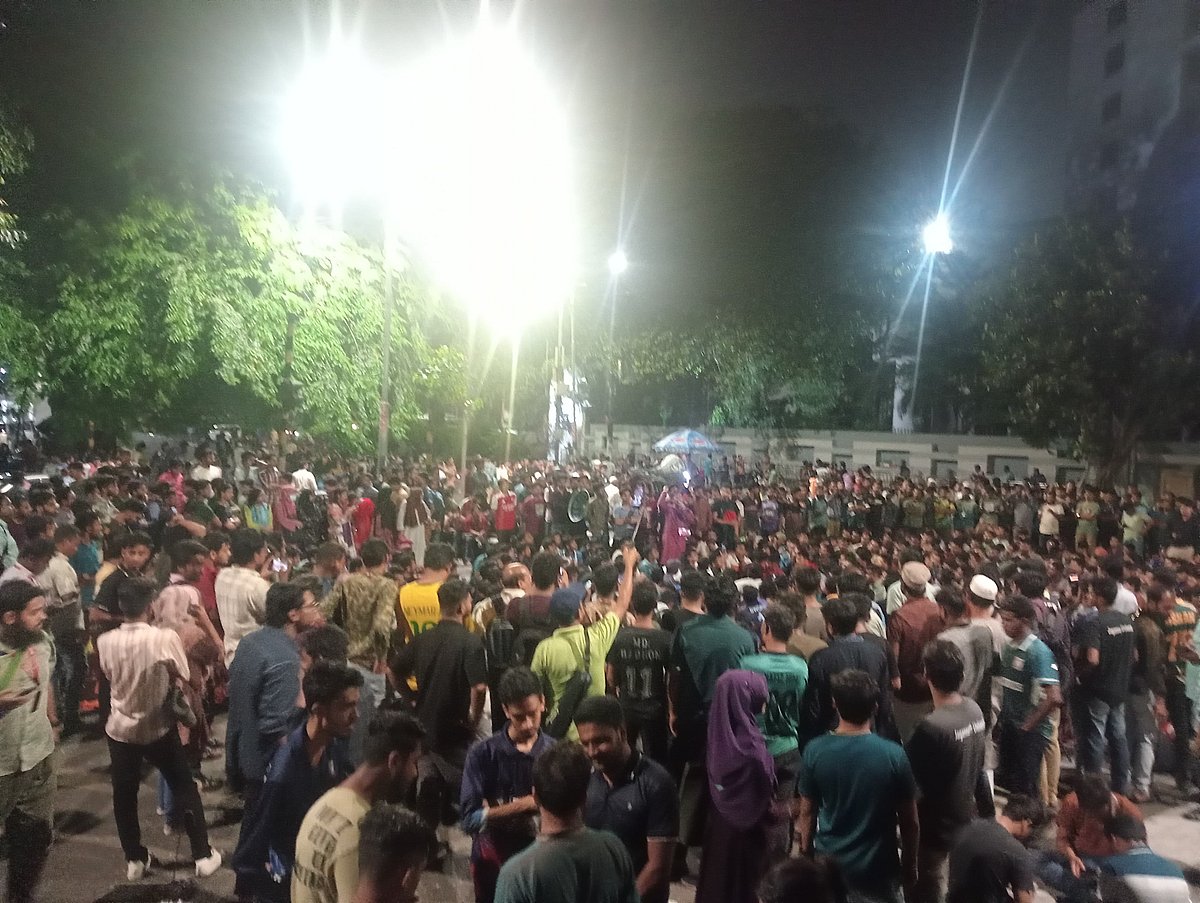 পুলিশের সঙ্গে সংঘর্ষে লংমার্চ ছত্রভঙ্গ হয়ে যাওয়ার পর কাকরাইলে অবস্থান নিয়ে বিক্ষোভ করছেন জগন্নাথ বিশ্ববিদ্যালয়ের শিক্ষক-শিক্ষার্থীরা