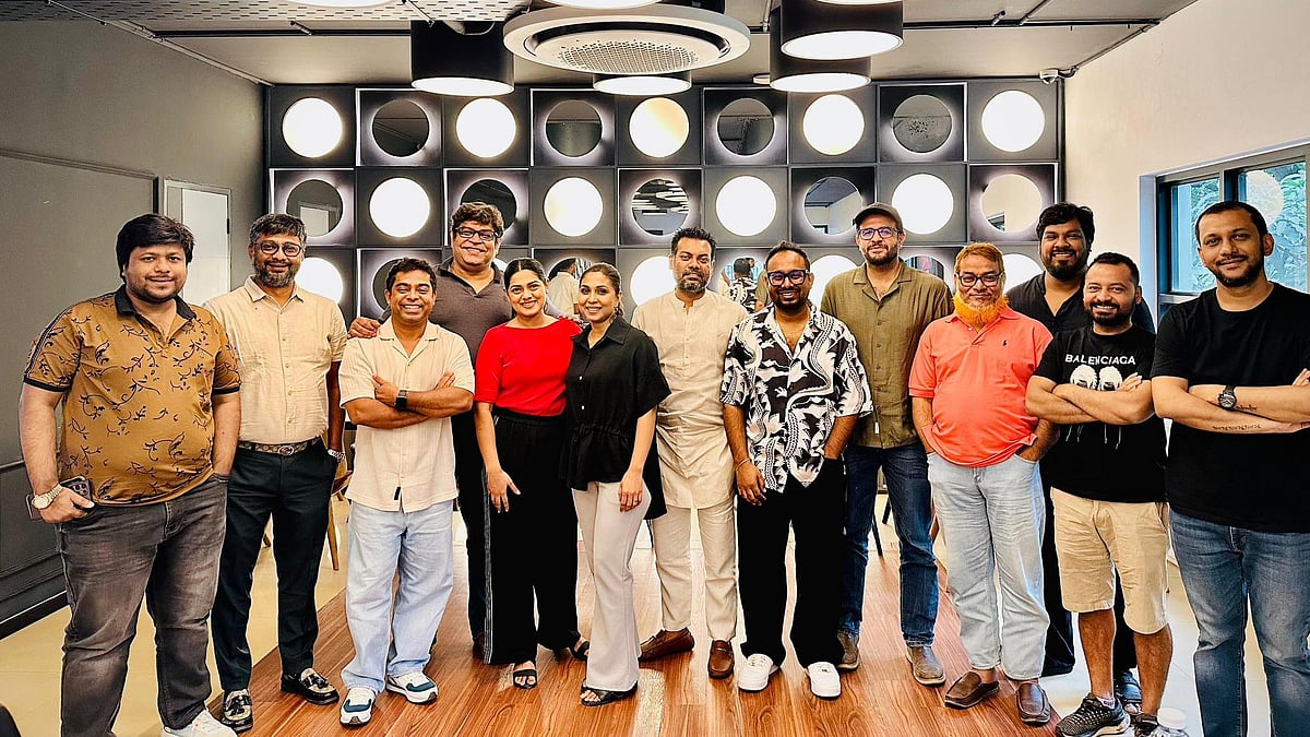 বৈঠকে ছিলেন প্রযোজকদের সঙ্গে আসন্ন ঈদে মুক্তির অপেক্ষায় থাকা চলচ্চিত্রের পরিচালক ও অভিনয়শিল্পীরাও ছিলেন