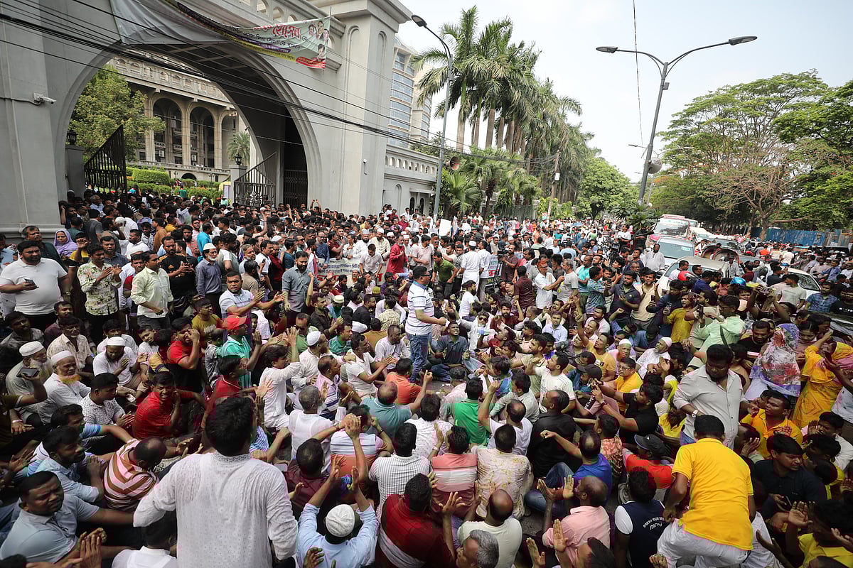 ঢাকা দক্ষিণ সিটির প্রধান কার্যালয় নগরভবনের সামনে ইশরাক হোসেনের সমর্থকেরা