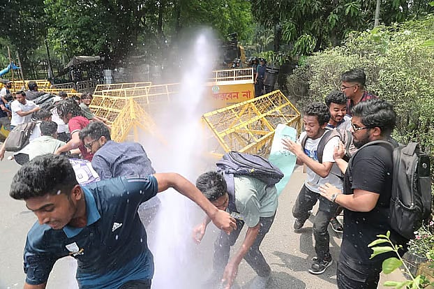 লংমার্চ ছত্রভঙ্গ করতে গরম পানি ছোড়ে পুলিশ