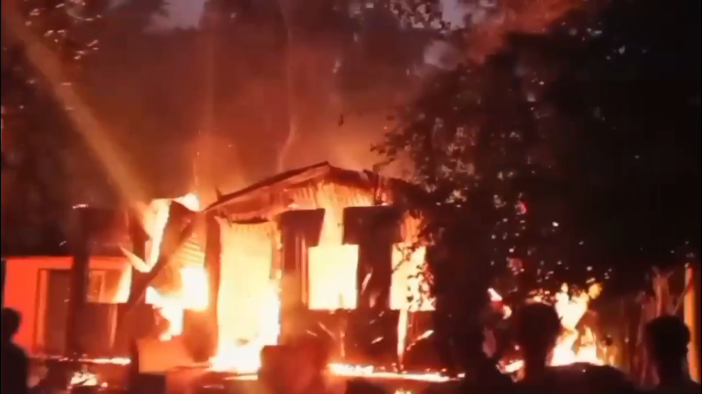 আগুনে পুড়ছে ঢাবি শিক্ষার্থী হত্যা মামলায় গ্রেপ্তার এক আসামির বাড়ি। আজ বুধবার মাদারীপুর সদর উপজেলার ব্রাহ্মন্দী এলাকায়