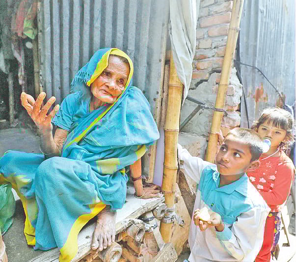 ঘূর্ণিঝড়ে ঘরবাড়ি হারিয়ে বহু বছর আগে ভোলা থেকে ঢাকার এই বস্তিতে এসে আশ্রয় নেন রোসনা বেগম। সম্প্রতি রাজধানীর মিরপুরের ভোলা বস্তিতে