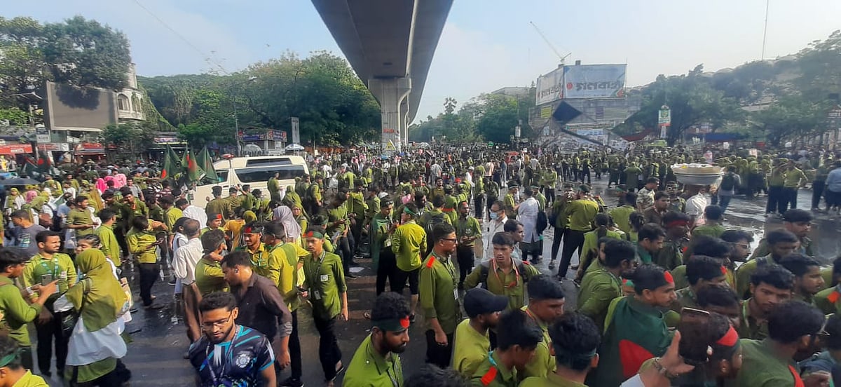 রাজধানীর শাহবাগ মোড় অবরোধ করে রেখেছেন নার্সিং শিক্ষার্থীরা। আজ বুধবার দুপুর থেকে তাঁদের এই অবরোধে যান চলাচল বন্ধ হয়ে রাজধানীর বড় অংশজুড়ে যানজট দেখা দিয়েছে