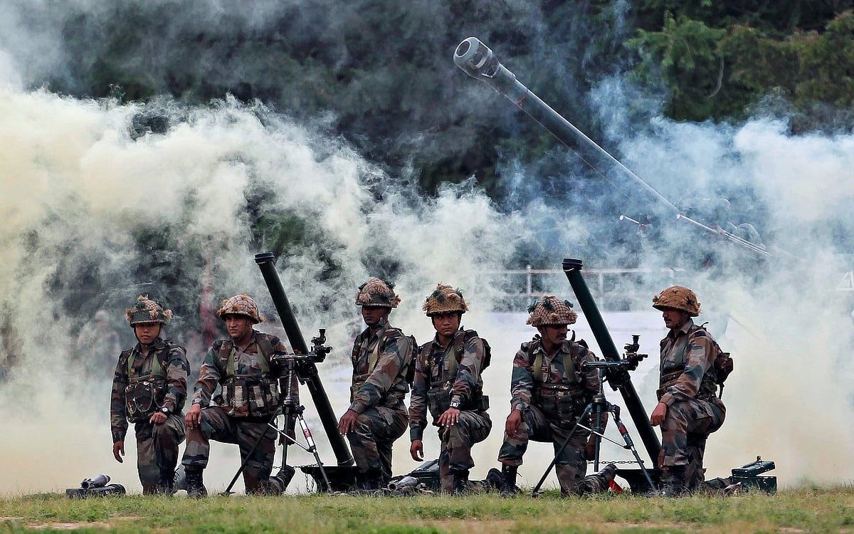 ভারতের আহমেদাবাদে ১ আগস্ট একটি সামরিক মহড়ায় অংশ নিচ্ছেন ভারতীয় সেনাবাহিনীর সদস্যরা