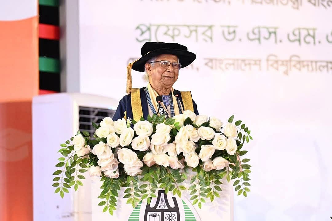 চট্টগ্রাম বিশ্ববিদ্যালয়ের পঞ্চম সমাবর্তনে বক্তব্য দিচ্ছেন প্রধান উপদেষ্টা অধ্যাপক মুহাম্মদ ইউনূস