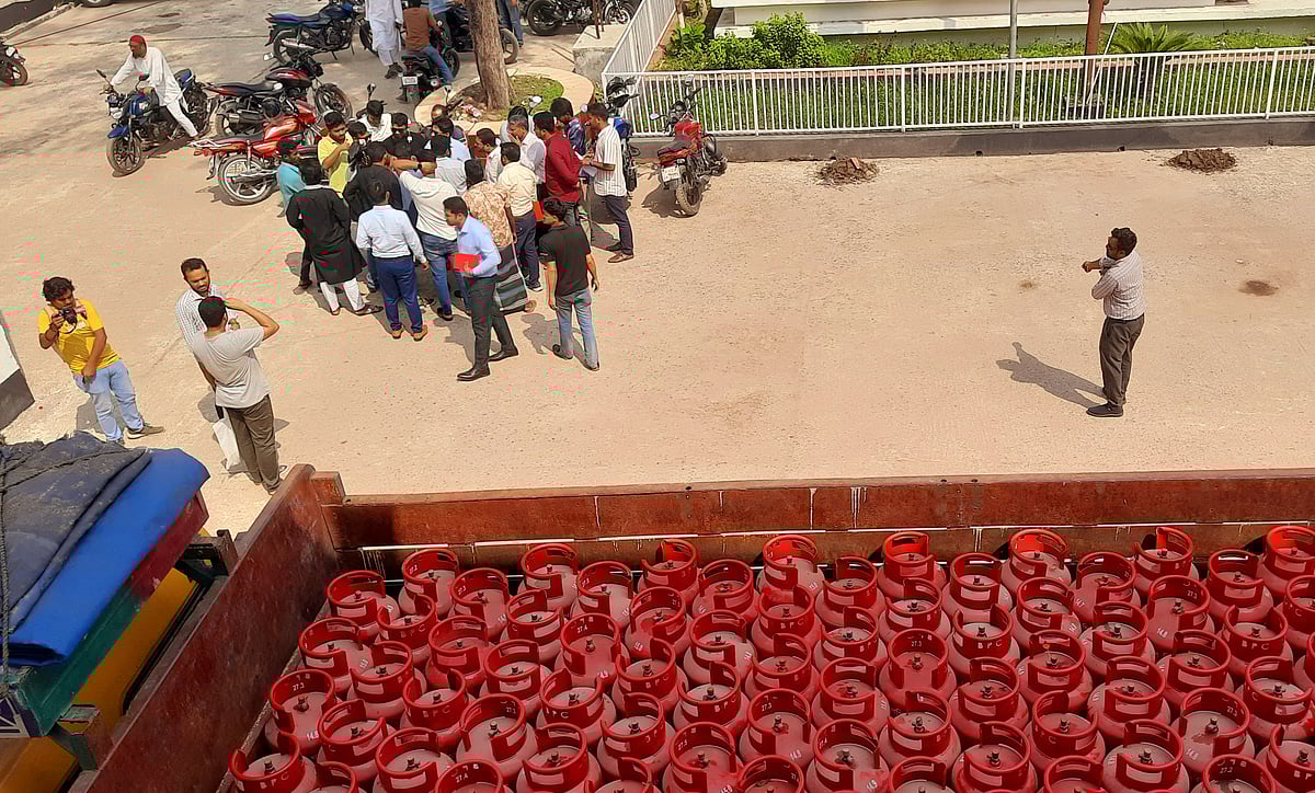 যখন বিপিসির চেয়ারম্যান সিলিন্ডার বিতরণ কার্যক্রমের উদ্বোধন করছিলেন, তখন কয়েক শ গ্রাহক ও ঠিকাদার বিচ্ছিন্নভাবে জেলা প্রশাসকের কার্যালয় চত্বরে বিক্ষোভ করছিলেন। বুধবার দুপুরে