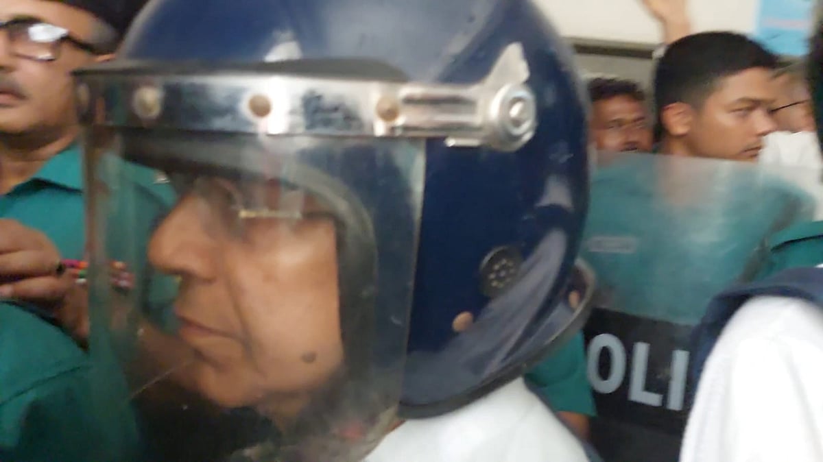 সাবেক আইনমন্ত্রী আনিসুল হককে আজ বুধবার ঢাকার চিফ মেট্রোপলিটন ম্যাজিস্ট্রেট আদালতে হাজির করা হয়