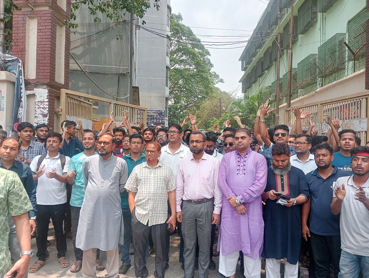 আবাসন ভাতা, প্রস্তাবিত পূর্ণাঙ্গ বাজেট অনুমোদনসহ তিন দফা দাবিতে যমুনার উদ্দেশে লংমার্চ নিয়ে বের হচ্ছেন জগন্নাথ বিশ্ববিদ্যালয়ের শিক্ষক ও শিক্ষার্থীরা