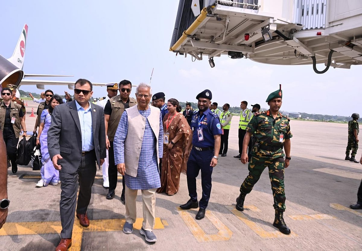 চট্টগ্রামের শাহ আমানত আন্তর্জাতিক বিমানবন্দরে অন্তর্বর্তী সরকারের প্রধান উপদেষ্টা অধ্যাপক মুহাম্মদ ইউনূস