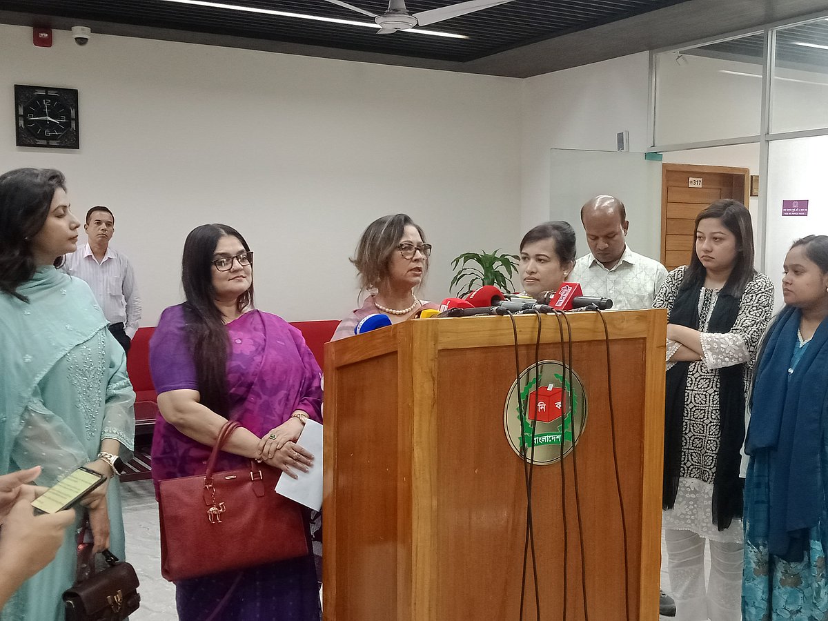 নির্বাচন পর্যবেক্ষণের অনুমতি চেয়ে নির্বাচন কমিশনে আবেদন করার পর সাংবাদিকদের সঙ্গে কথা বলেন ওয়েবের সভাপতি নাসরিন ফাতেমা আউয়াল