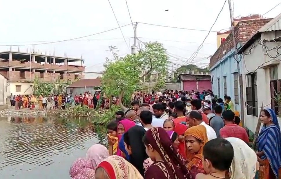বাসার অদূরে একটি পুকুর থেকে শিশু দুটির লাশ উদ্ধার করা হয়েছে। বুধবার আশুলিয়ার বাইপাইল এলাকায়