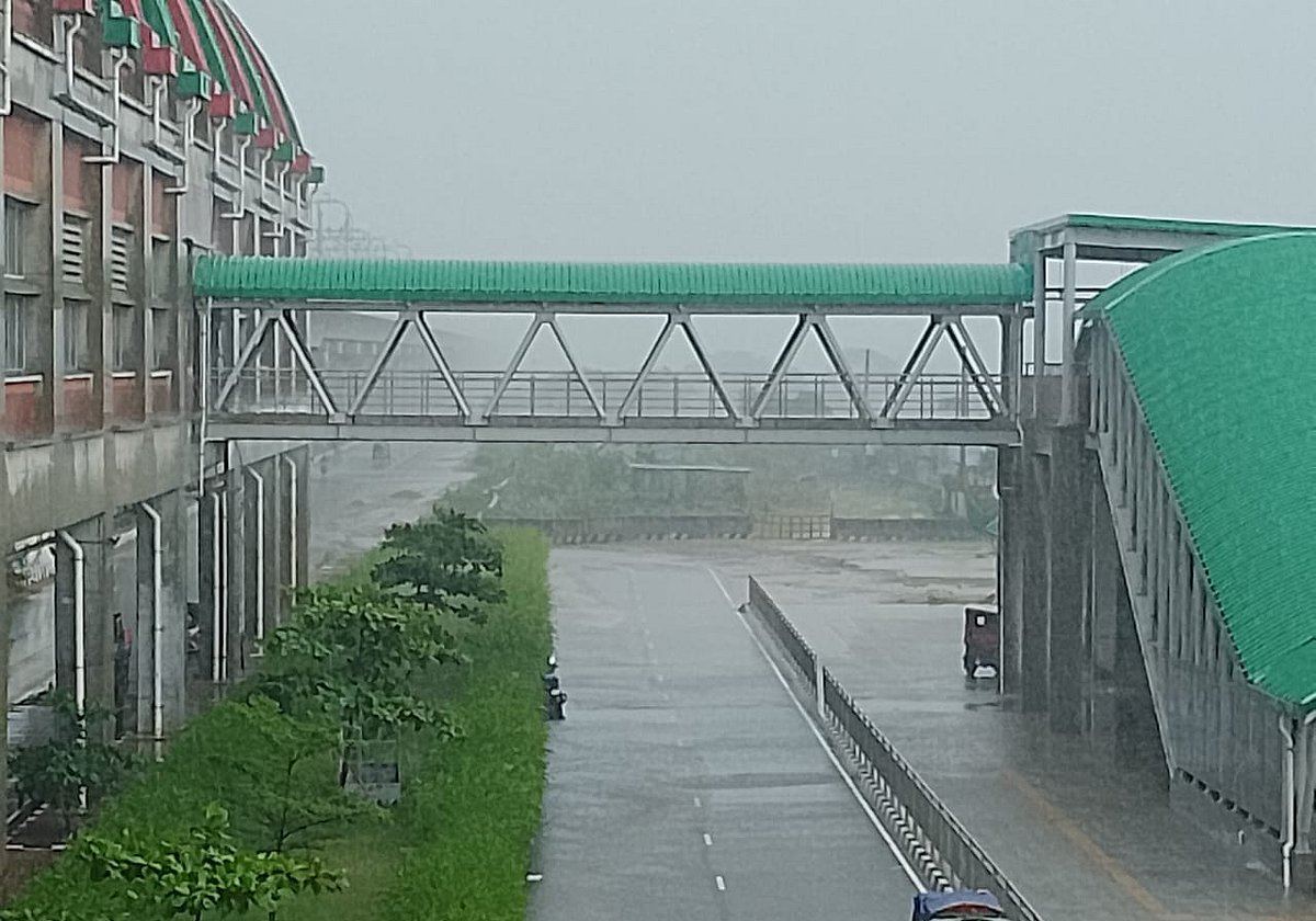 রাজধানীতে আজ বেলা ৩টার পর শুরু হয় বৃষ্টি। উত্তরা থেকে তোলা