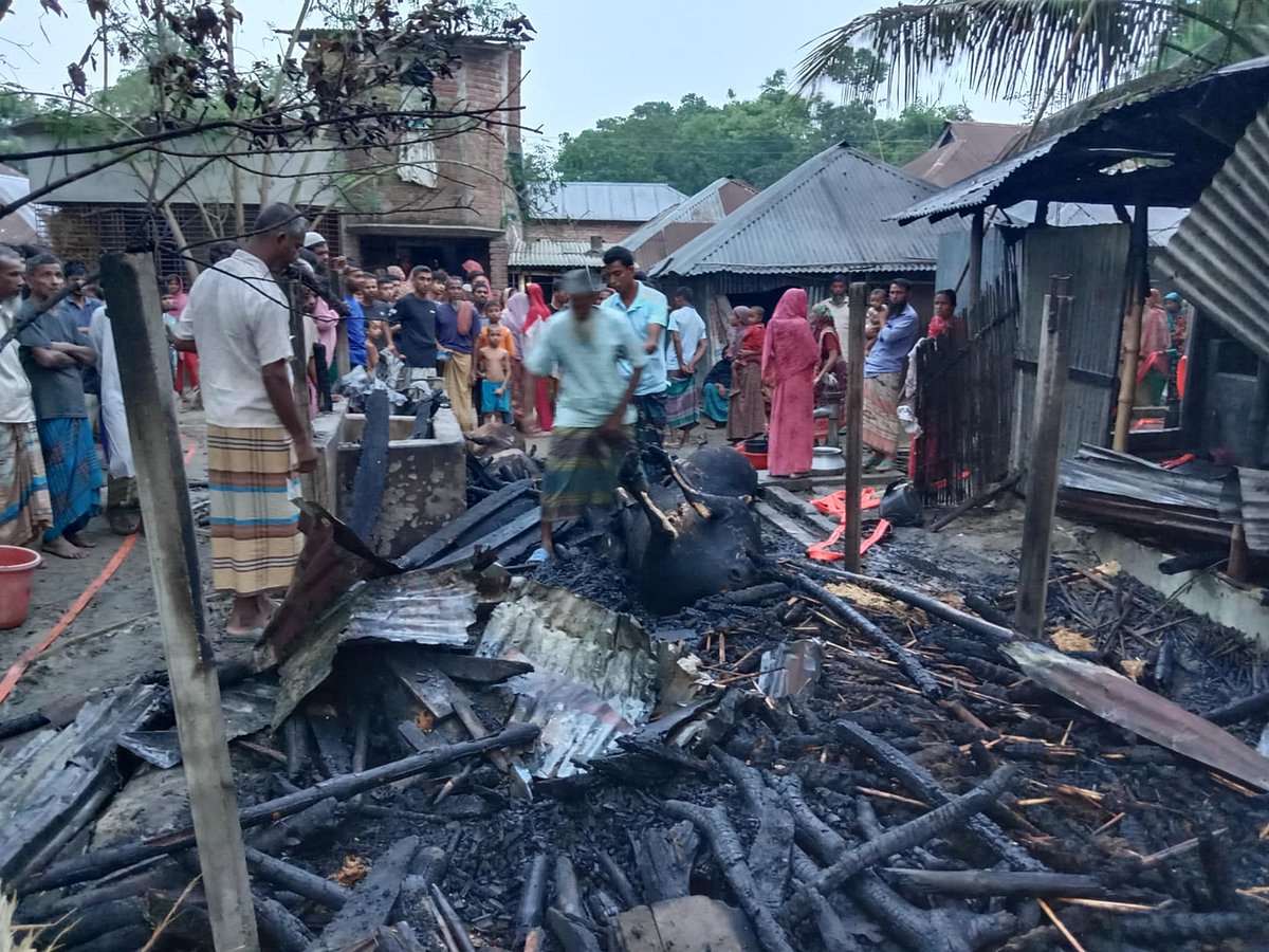 রাজশাহীর বাগমারায় আগুনে পুড়ে যাওয়া গোয়ালঘর। আজ বুধবার সকালে নরদাশের চণ্ডীপুর গ্রামে