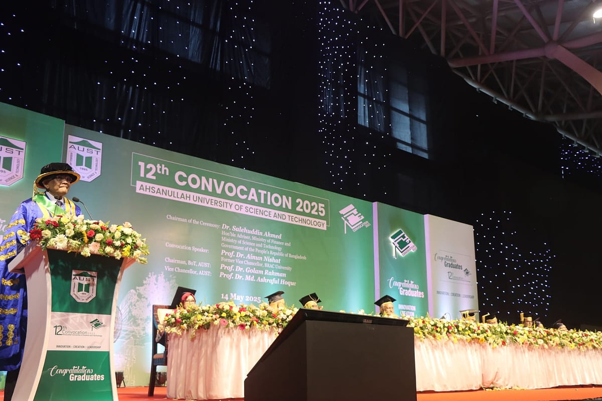 বিশ্ববিদ্যালয়ের আচার্য ও রাষ্ট্রপতির প্রতিনিধি হিসেবে সমাবর্তনে উপস্থিত ছিলেন অর্থ উপদেষ্টা সালেহউদ্দিন আহমেদ। ঢাকা, ১৪ মে
