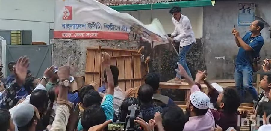 উদীচী কার্যালয়ের ব্যানার ছিঁড়ে ফেলা হচ্ছে। আজ বুধবার বিকেলে বগুড়া শহরের সাতমাথায়