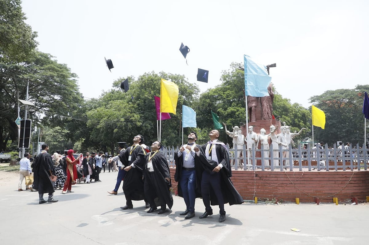 মাথার কালো টুপি আকাশে ছুড়ে ছবি তুলছেন সমাবর্তনে আসা গ্র্যাজুয়েটরা। আজ বুধবার সকালে চট্টগ্রাম বিশ্ববিদ্যালয়ের শহীদ মিনার এলাকায়