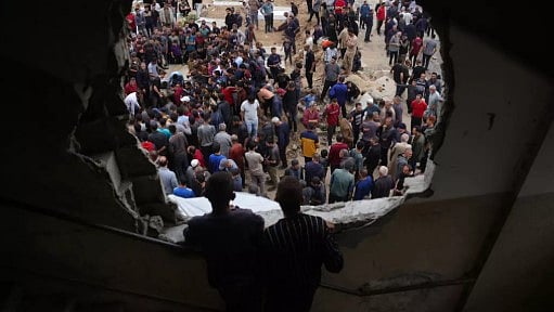 উত্তর গাজায় ইসরায়েলি হামলায় নিহত ব্যক্তিদের দাফন করছেন স্বজনেরা