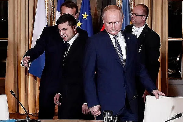 রাশিয়ার প্রেসিডেন্ট ভ্লাদিমির পুতিন ও ইউক্রেনের প্রেসিডেন্ট ভলোদিমির জেলেনস্কি। ২০১৯ সালের ৯ ডিসেম্বর ফ্রান্সের রাজধানী প্যারিসে তোলা