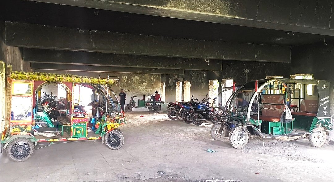 মেলান্দহের দুরমুঠ ইউনিয়ন আওয়ামী লীগের কার্যালয়টিকে মেলায় আসা দর্শনার্থীদের গাড়ির গ্যারেজ বানানো হয়েছে। বুধবার সকালে দুরমুঠ হজরত শাহ কামালের (রহ.) মাজার এলাকায়