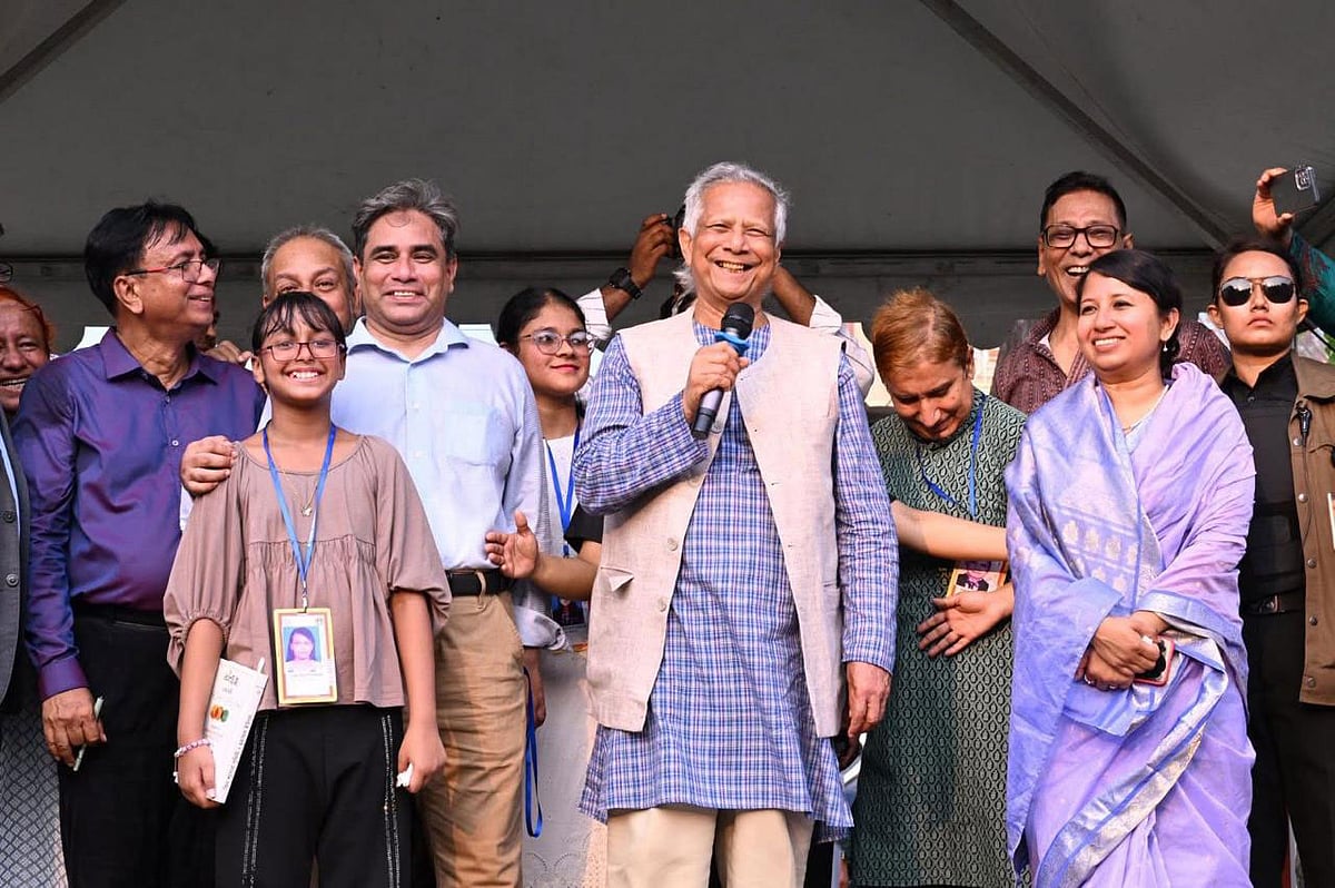 নিজ গ্রাম চট্টগ্রামের হাটহাজারী উপজেলার শিকারপুর ইউনিয়নের বাথুয়ায় যান প্রধান উপদেষ্টা অধ্যাপক মুহাম্মদ ইউনূস। সেখানে গ্রামবাসীর উদ্দেশে বক্তব্য দেন আঞ্চলিক ভাষায়। আজ বিকেলে