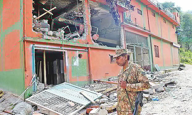 ভারতের হামলায় ক্ষতিগ্রস্ত বিলাল মসজিদের সামনে পাকিস্তানের এক সেনা। পাকিস্তাননিয়ন্ত্রিত কাশ্মীরের রাজধানী মুজাফফরাবাদে