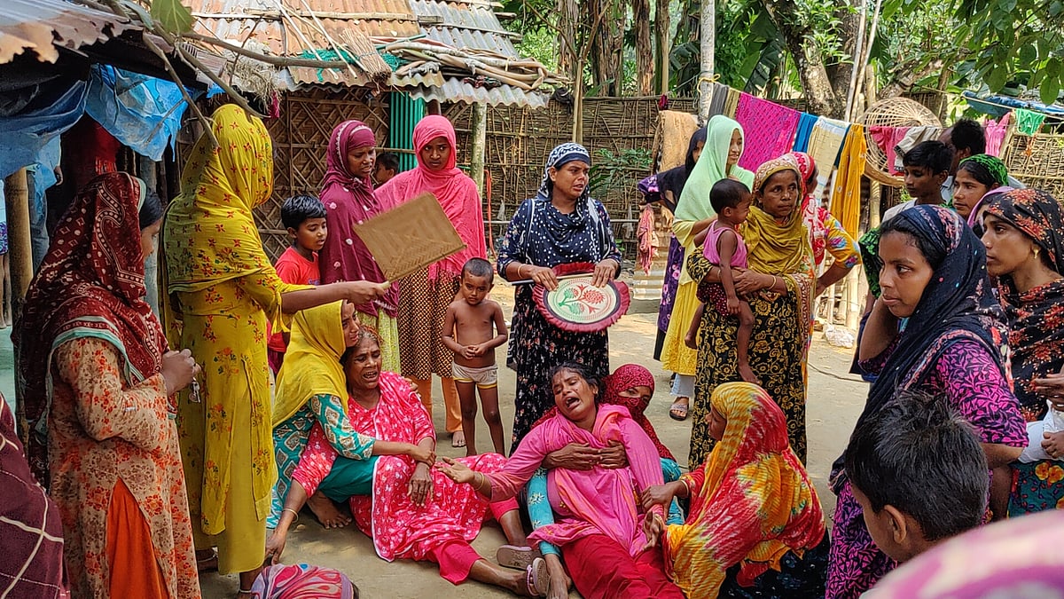 ঠাকুরগাঁওয়ের বালিয়াডাঙ্গী উপজেলার দুওসুও ইউনিয়নের সাধুবান্ধা গ্রামে লিচু খাওয়ার সময় গলায় বিচি আটকে মারা যাওয়া শিশু সিয়ামের স্বজনদের আহাজারি