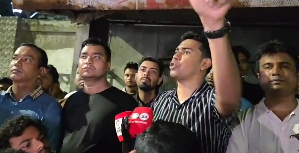 ছাত্রদল নেতা শাহরিয়ার আলম সাম্য হত্যার ঘটনায় গতকাল মঙ্গলবার দিবাগত রাতে ঢাকা বিশ্ববিদ্যালয়ে বিক্ষোভ মিছিল ও সমাবেশ করেন সংগঠনটির নেতা-কর্মীরা